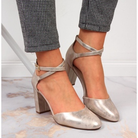 Damensandalen am goldenen Pfosten von Sergio Leone 1