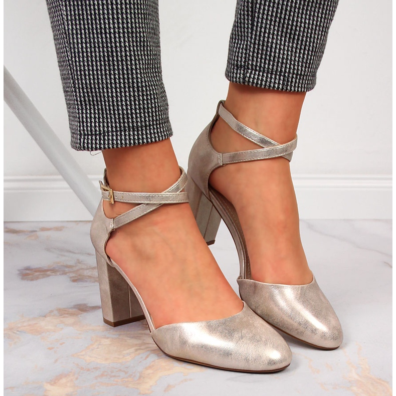 Damensandalen am goldenen Pfosten von Sergio Leone 1