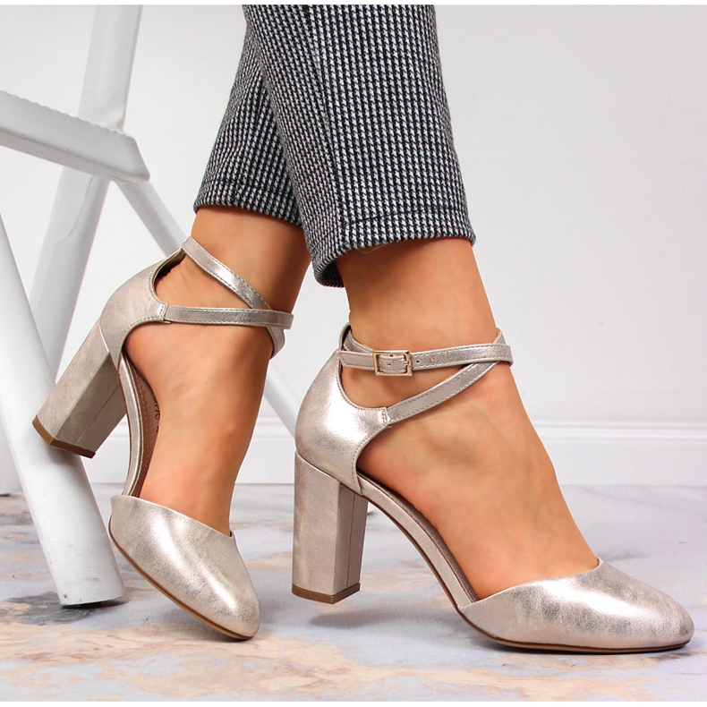 Damensandalen am goldenen Pfosten von Sergio Leone 2