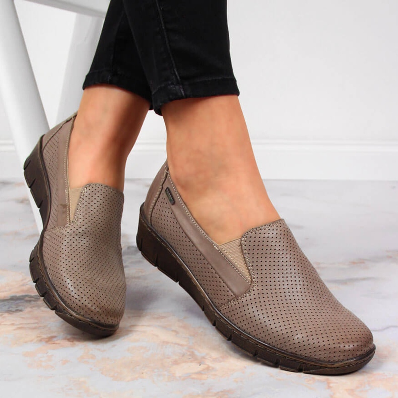 Damenschuhe aus Leder auf dem Keil Helios 350 beige 1