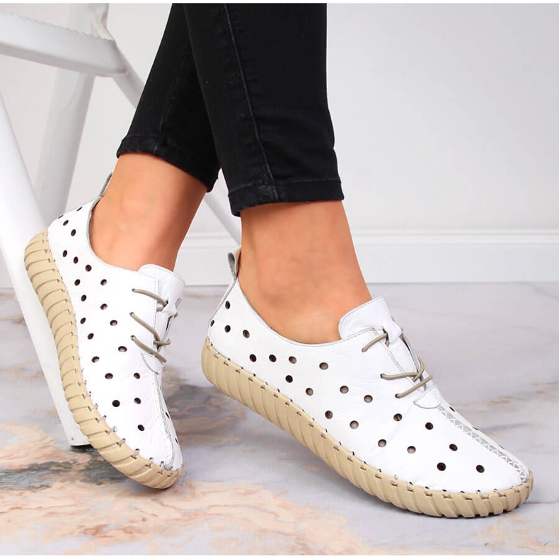 Weißer durchbrochener Komfortschuh von Artiker 2