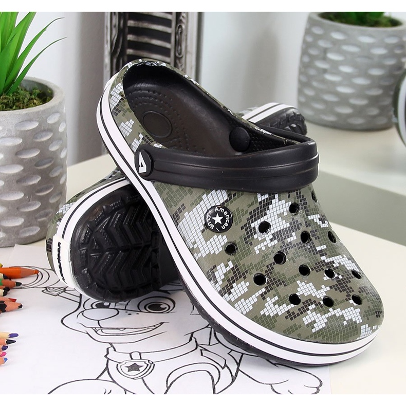 American Club khakifarbene Schaumpantoffeln für Jungen 1