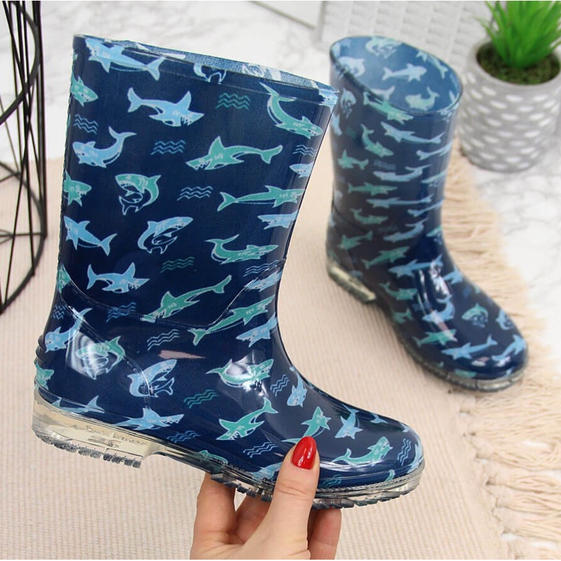 T.Sokolski Jungen-Galoschen mit marineblauen Haifischen von T. Sokolski 1