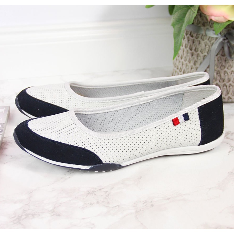 Durchbrochene Damen-Ballerinas von Filippo in Weiß und Marineblau 1