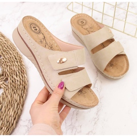 Bequeme beige Klett-Hausschuhe für Damen von eVento 2