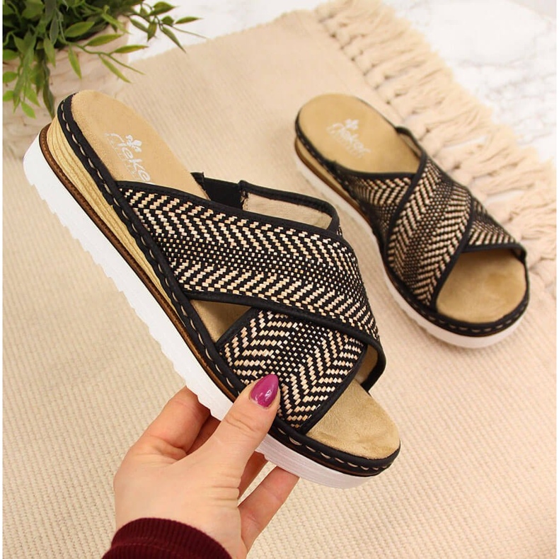 Schwarze Damenhausschuhe auf Keilabsatz Rieker 679A5 beige braun 1