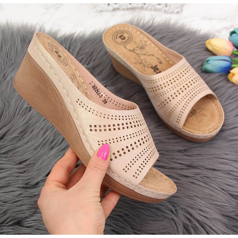 Goldene durchbrochene Jezzi-Keilschuhe für Damen 2