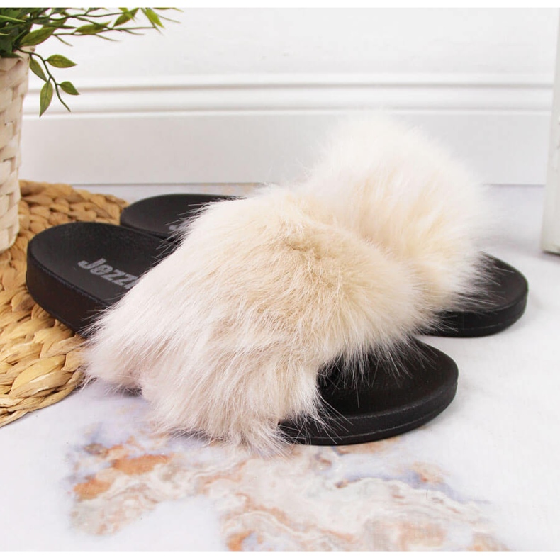 Beigefarbene Jezzi-Hausschuhe für Damen mit Fell 1