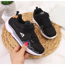 Schwarzer American Club Kindersportschuh mit Klettverschluss 1