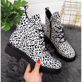 Weißer isolierter Damenstiefel von Filippo 2