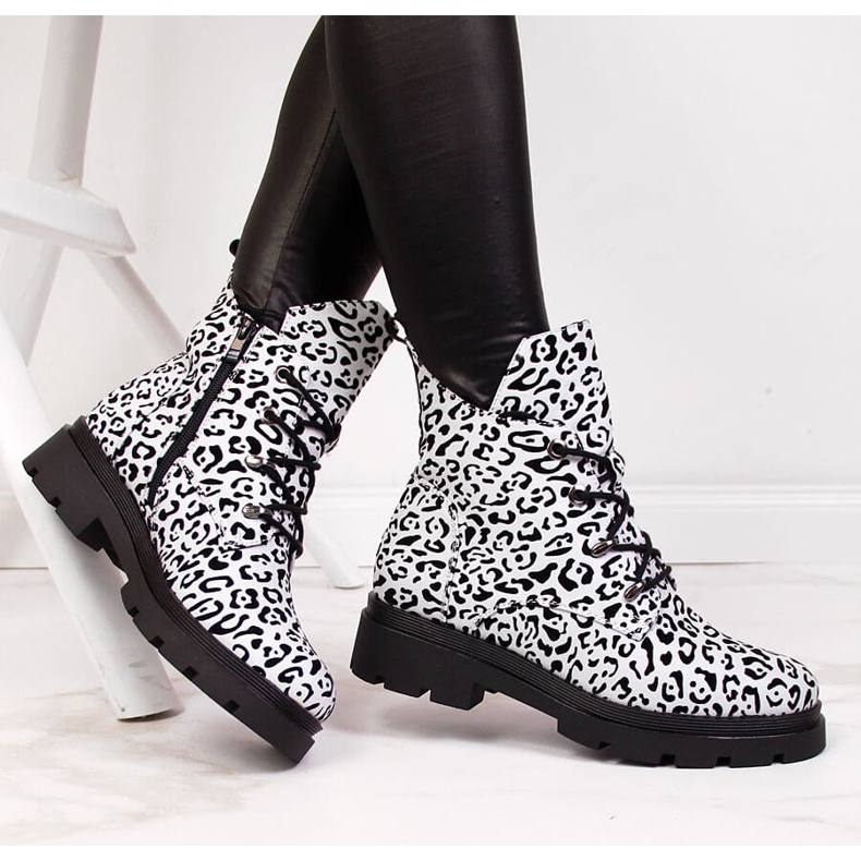 Weißer isolierter Damenstiefel von Filippo 1