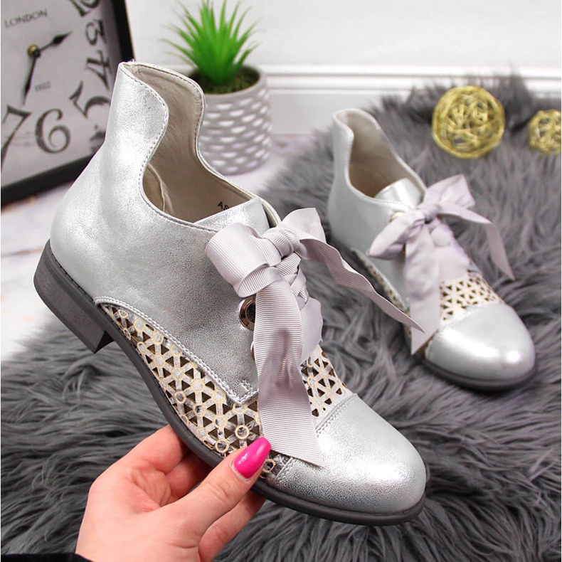 Silberne durchbrochene Jezzi-Stiefel für Damen silber- 1