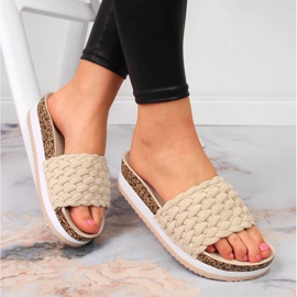 Beige Damenpantoffeln auf der Potocki-Plattform 1