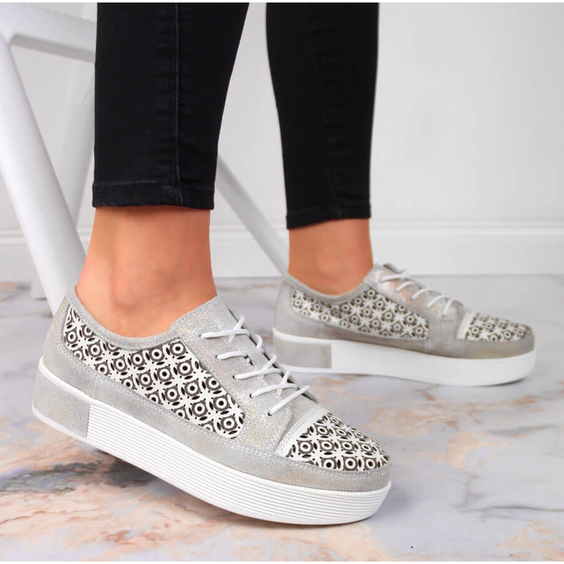 Damenschuhe aus goldfarbenem durchbrochenem Leder Filippo 2