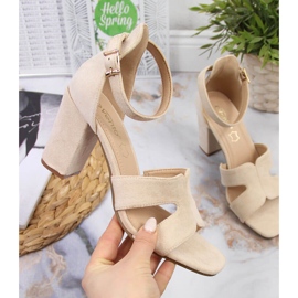 Beige Damensandalen auf der Post eVento 1