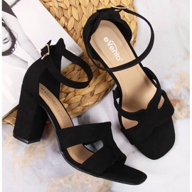 Schwarze eVento Damensandalen auf der Post 2