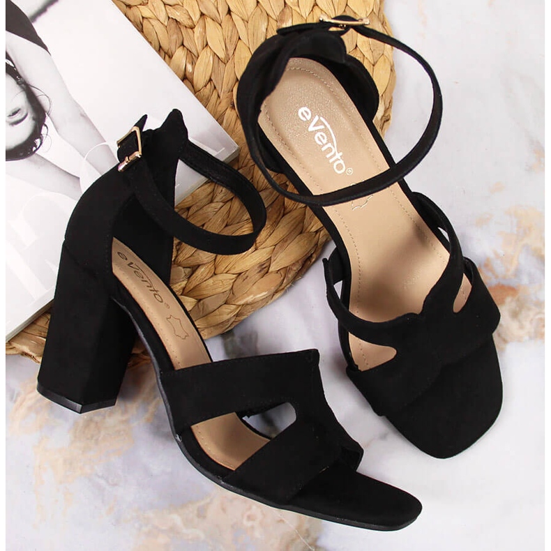 Schwarze eVento Damensandalen auf der Post 2