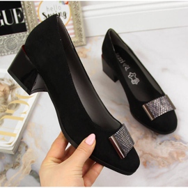 Pumps auf einem schwarzen Jezzi-Wildlederblock 1