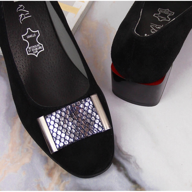 Pumps auf einem schwarzen Jezzi-Wildlederblock 2