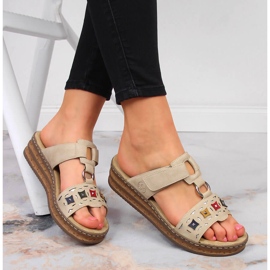 Beige Keil-Hausschuhe für Damen Rieker 62924-60 1