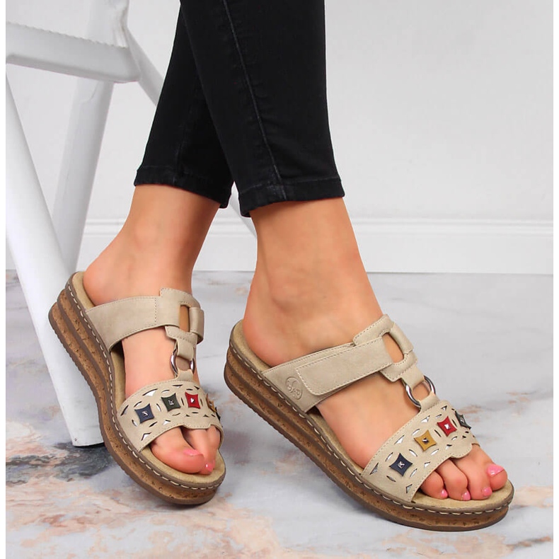 Beige Keil-Hausschuhe für Damen Rieker 62924-60 1