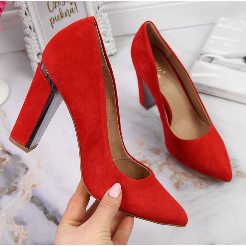 Pumps aus Ledervelours an rotem Juma-Pfosten 1