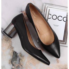 Schwarze Juma-Lederpumps an einem dekorativen Pfosten 1