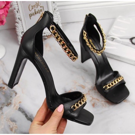 Schwarze Potocki-Damensandalen an einem Pfosten mit einer Kette 1