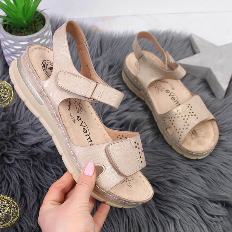 Bequeme Damensandalen auf einem beigen Keilabsatz von eVento 1