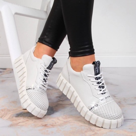 Damen-Lederschuhe auf dem weißen Artiker-Plateau 1