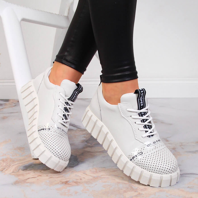 Damen-Lederschuhe auf dem weißen Artiker-Plateau 1