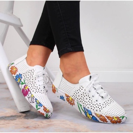 Weiße Artiker Damenschuhe aus durchbrochenem Leder 1