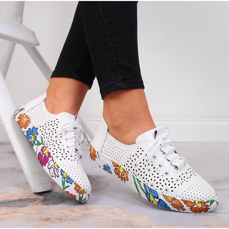 Weiße Artiker Damenschuhe aus durchbrochenem Leder 1