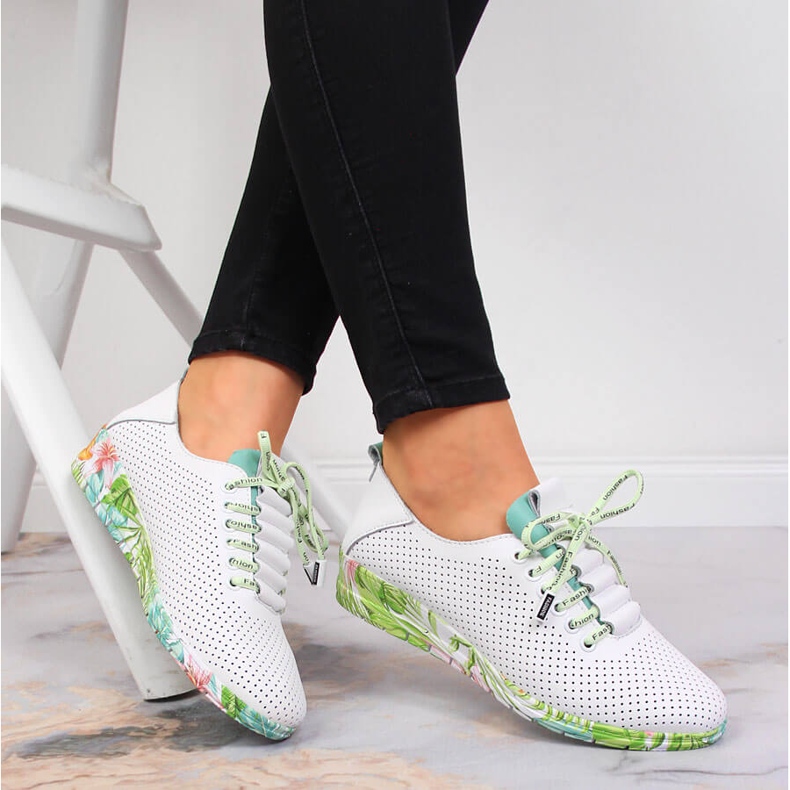 Durchbrochene Damenschuhe aus weißem Leder mit Keil Artiker 2