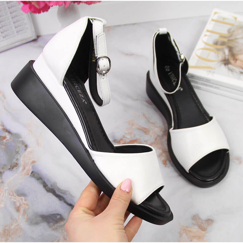 Weiße Damensandalen von Vinceza mit Keilabsatz 1