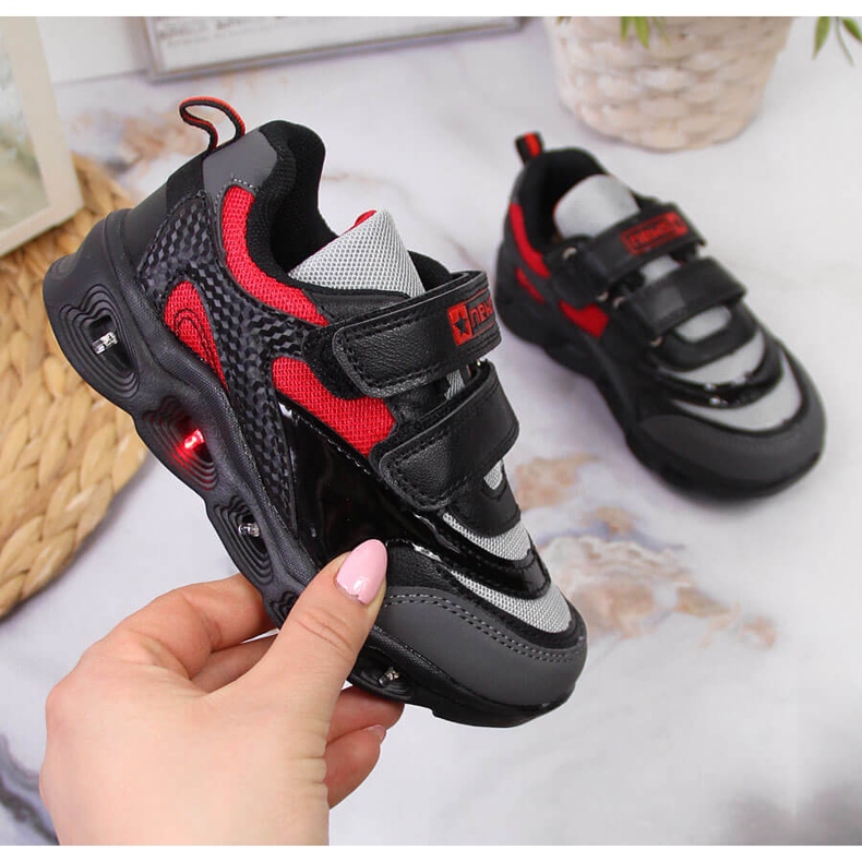 Sportschuhe für Jungen, glänzende Sohle, schwarz NEWS 1