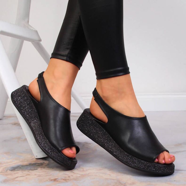 Schwarze Damensandalen auf der Navy Dot-Plattform 1