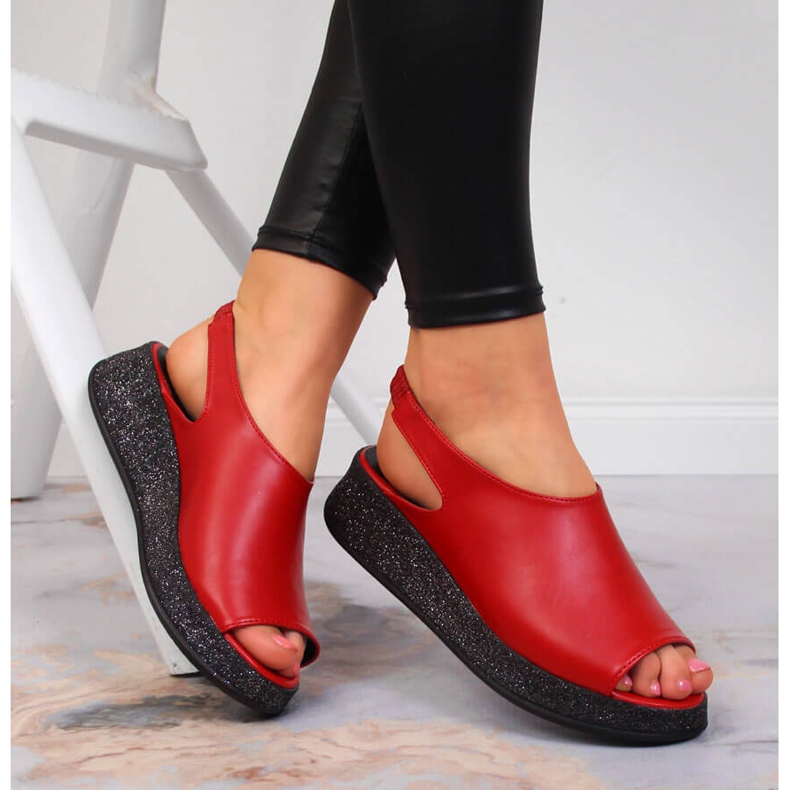 Damensandalen auf dem roten Navy Dot-Plateau 1