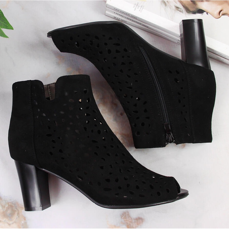 Frühlingsstiefel für Damen auf einem durchbrochenen schwarzen Jezzi-Pfosten 2