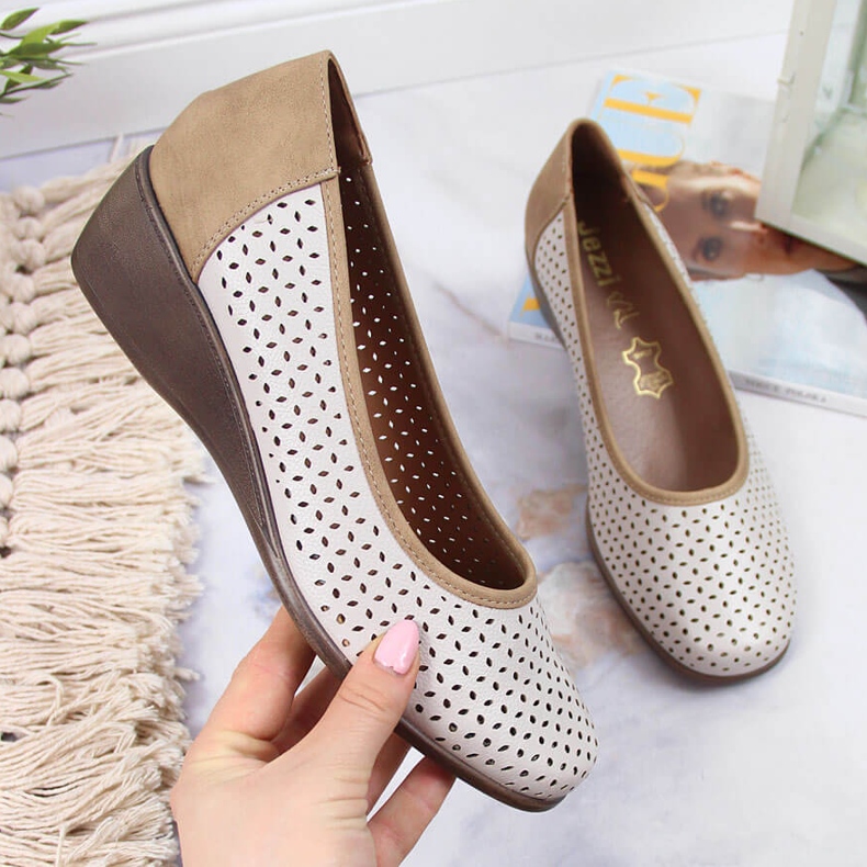 Durchbrochene Damenschuhe mit einem beigen Keil Jezzi 1