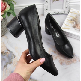 Pumps an einem dekorativen Pfosten in Schwarz Jezzi 1