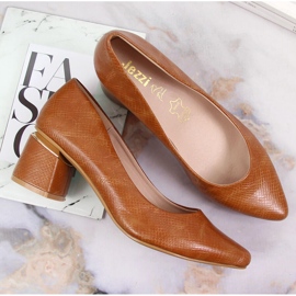 Pumps an einem dekorativen braunen Pfosten von Jezzi 1