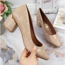 Pumps an einem dekorativen beigefarbenen Jezzi-Pfosten 1