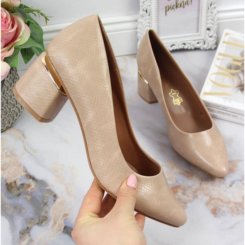 Pumps an einem dekorativen beigefarbenen Jezzi-Pfosten 1