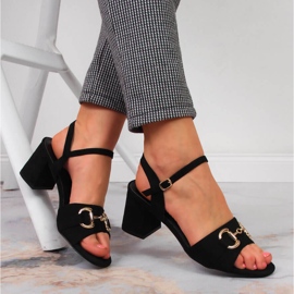 S.Barski Schwarze Damensandalen an einem Pfosten mit einem Ornament von S. Barski 1