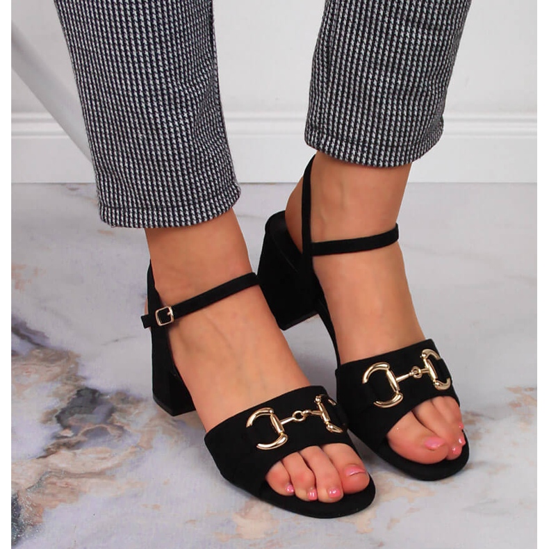 S.Barski Schwarze Damensandalen an einem Pfosten mit einem Ornament von S. Barski 2