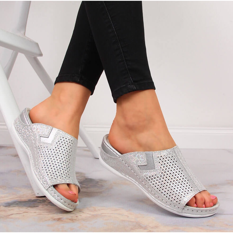 S.Barski Damenlederpantoffeln auf einem silbernen Keil S. Barski silber- 2