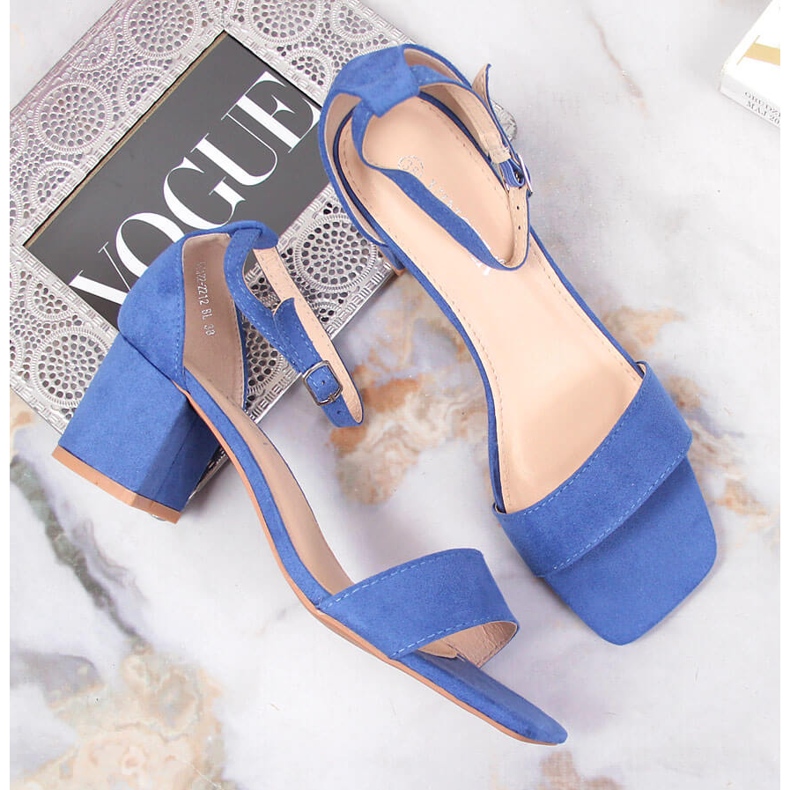 Damensandalen auf dem blauen Vinceza-Pfosten 1