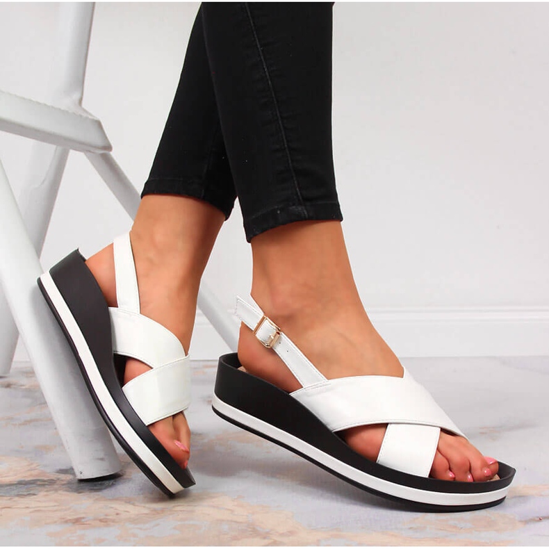 Weiße Damensandalen von Vinceza mit Keilabsatz 1