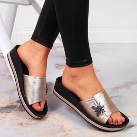 Damenschuhe mit Keilabsatz in Gold mit einer Vinceza-Fliege golden 1